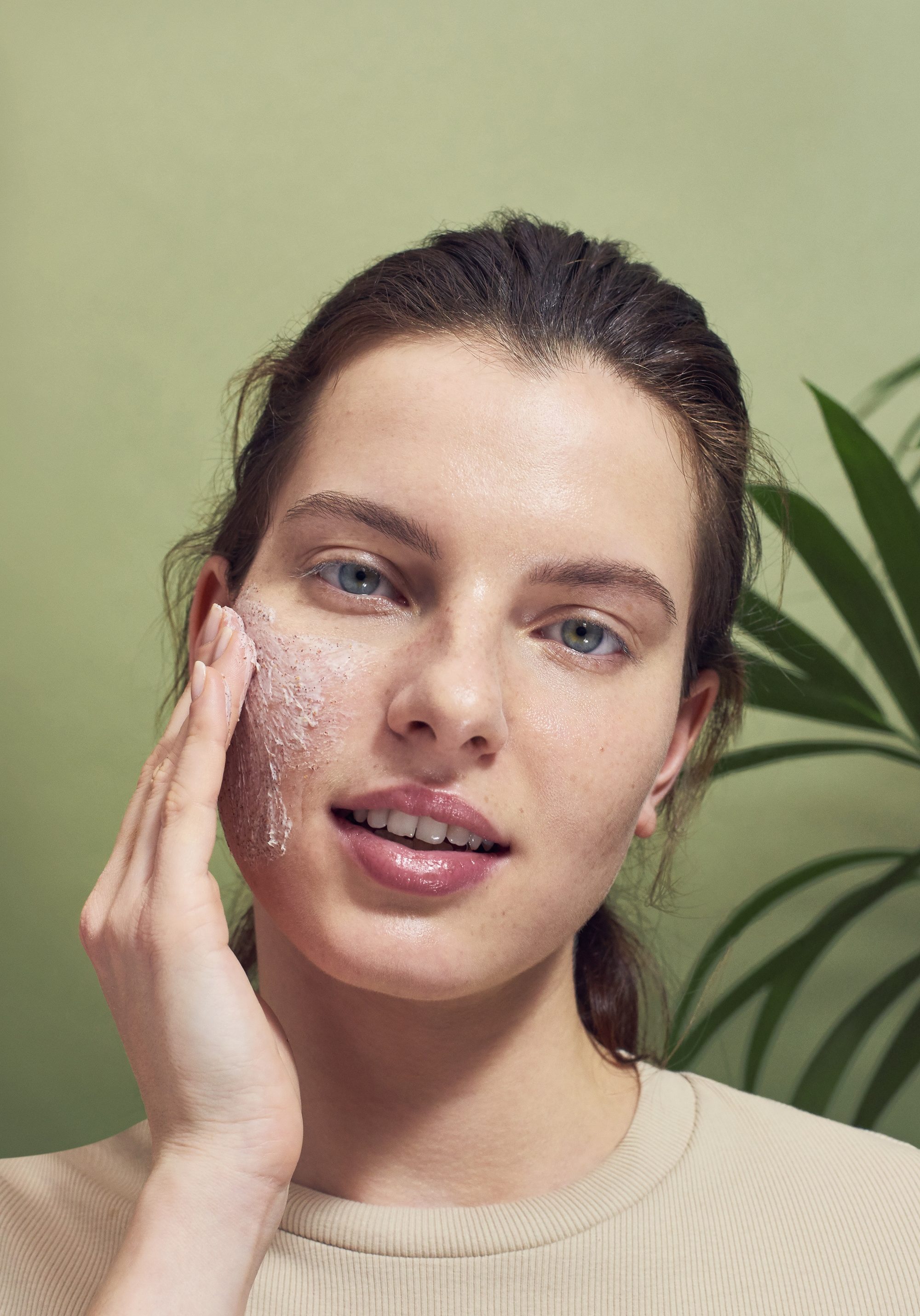 resized MODEL_GREEN SKINCARE_EXFOLIATING PASTE FOR THE FACE POMEGRANATE SEEDS1_JPG resized MODEL_GREEN SKINCARE_EXFOLIATING PASTE FOR THE FACE POMEGRANATE SEEDS1_JPG