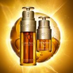 Clarins Double Serum vor goldenem Hintergrund