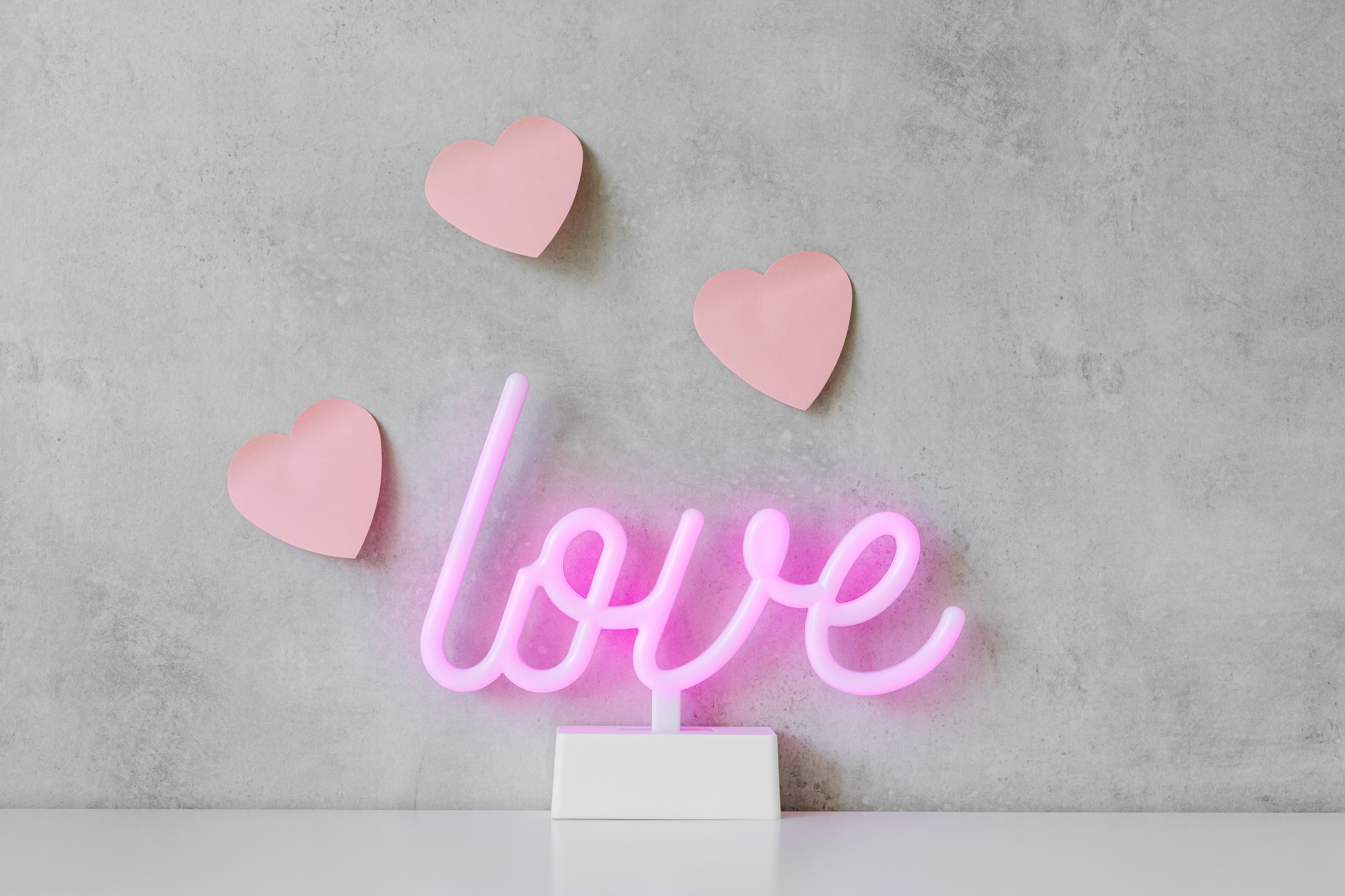 kaboompics_love-neon-pink-hearts-20206