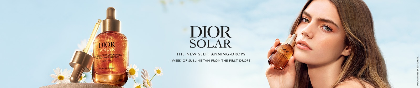 Gouttes autobronzantes Dior Solar dans un flacon ambré, mises en avant sur un fond naturel lumineux.