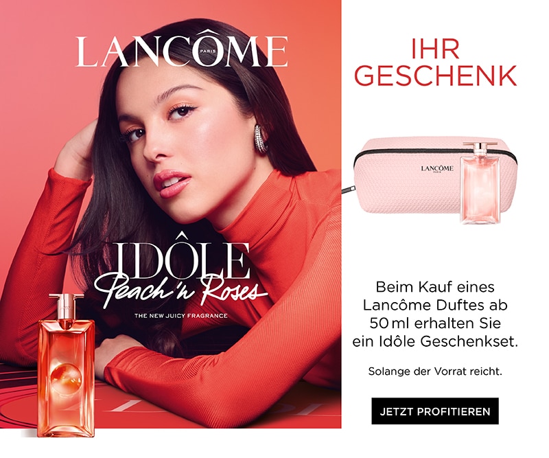 MCH2026-WK01-Lancome-HP-BANNER-de.jpg Lancôme Idôle Peach’n Roses Duft mit rosafarbenem Flakon vor rotem Hintergrund, Sonderangebot: beim Kauf eines 50-ml-Duftes Idôle Geschenkset mit rosa Tasche.