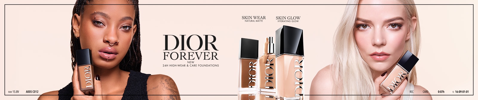 Dior Forever Foundation in Flakonform mit zwei Varianten, präsentiert vor einem hellen Hintergrund mit Dior‑Branding.