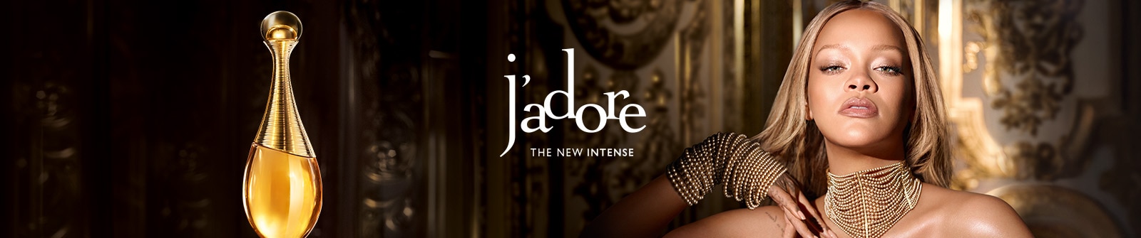 Dior J’adore L’Or Eau de Parfum mit goldenem Tropfenflakon vor einem luxuriösen goldenen Hintergrund.