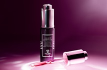 Sérum Concentré à la Rose Noire de Sisley avec pipette, présenté sur un fond rosé élégant.