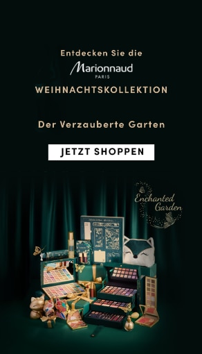 Marionnaud Paris Weihnachtskollektion 2025 – festlich verpackte Beauty-Produkte aus ‚Der Verzauberte Garten‘ vor grünem Hintergrund