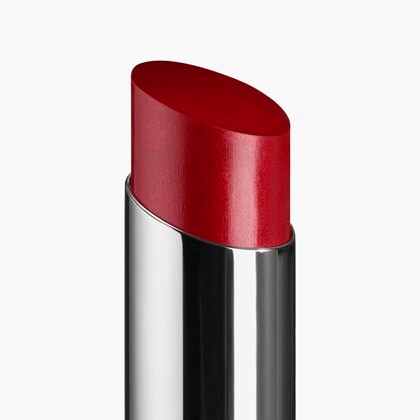 DER FEUCHTIGKEITSSPENDENDE, AUFPOLSTERNDE, HOCHGLÄNZENDE UND FARBINTENSIVE LIPPENSTIFT MIT LANGEM HALT.