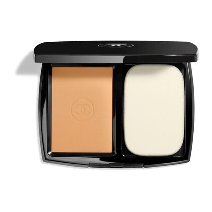 CHANEL ULTRA LE TEINT Kompakt-Make-up für höchste Perfektion. Extrem langanhaltend. höchste Tagekomfort. 1 of 5