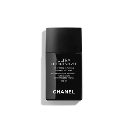 CHANEL ULTRA LE TEINT SPF 15 ULTRA LE TEINT VELVET ULTRALEICHTE FORMEL, LANGER HALT EIN SAMTIG-MATTES FINISH MIT WEICHZEICHNEREFFEKT EIN PERFEKTER, NATÜRLICHER TEINT 1 of 1
