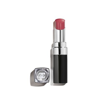 CHANEL ROUGE COCO BLOOM DER FEUCHTIGKEITSSPENDENDE, AUFPOLSTERNDE, HOCHGLÄNZENDE UND FARBINTENSIVE LIPPENSTIFT MIT LANGEM HALT. 1 of 3