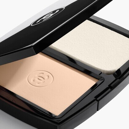  CHANEL ULTRA LE TEINT COMPACT ULTRA LE TEINT TEINT COMPACT HAUTE TENUE ULTRA CONFORT – FINI ZÉRO DÉFAUT  1 of 3 