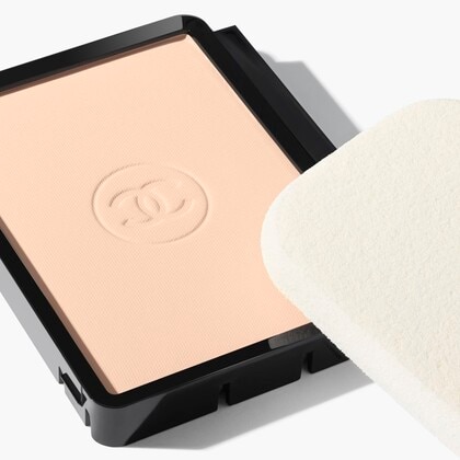  CHANEL ULTRA LE TEINT COMPACT RECHARGE ULTRA LE TEINT KOMPAKT-MAKE-UP FÜR HÖCHSTE PERFEKTION. EXTREM LANGANHALTEND. HOHER TRAGEKOMFORT.  1 of 3 