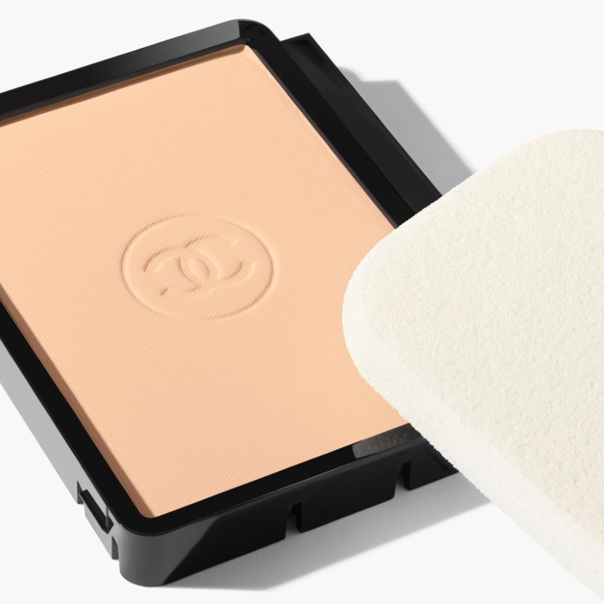  CHANEL ULTRA LE TEINT COMPACT RECHARGE CC ULTRA LE TEINT COMP R B20  1 of 3 