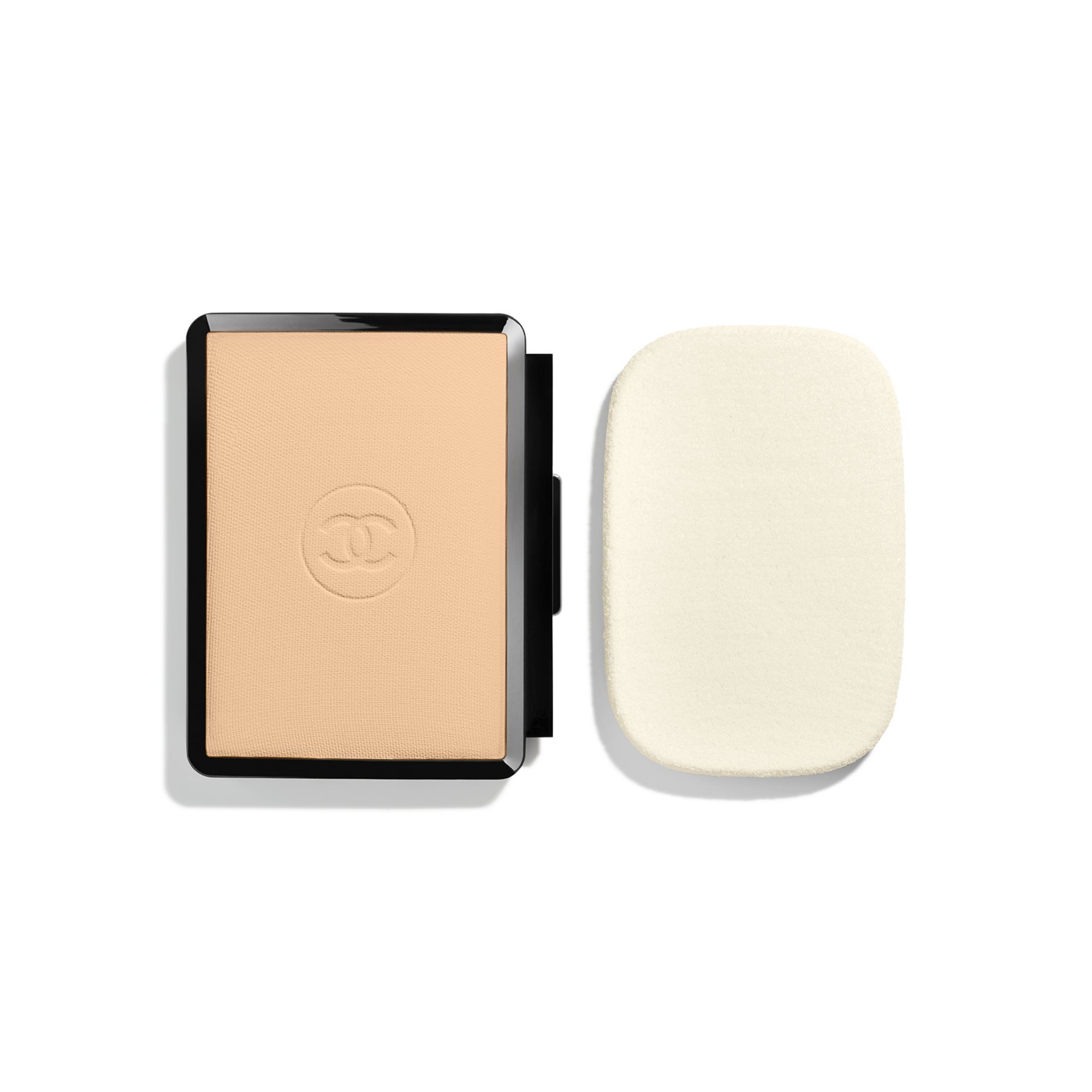 CHANEL ULTRA LE TEINT COMPACT RECHARGE ULTRA LE TEINT KOMPAKT-MAKE-UP FÜR HÖCHSTE PERFEKTION. EXTREM LANGANHALTEND. HOHER TRAGEKOMFORT. 1 of 3