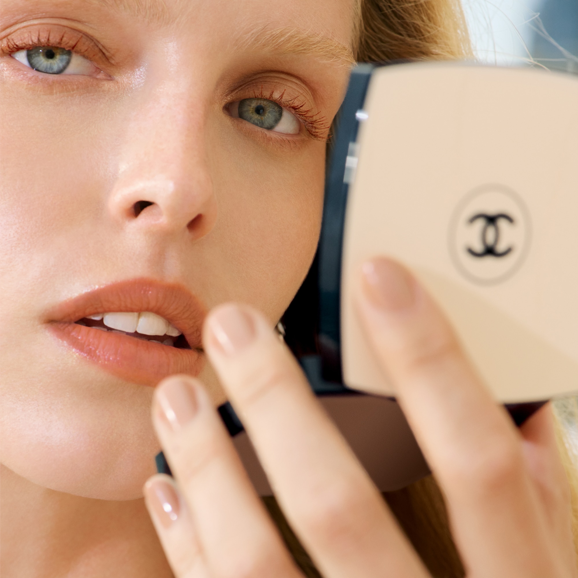  CHANEL LES BEIGES PALETTE REGARD BELLE MINE NATURELLE Palette de fards � paupi�re  1 of 8 