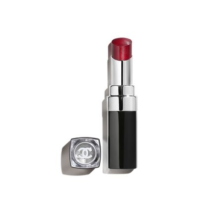 CHANEL ROUGE COCO BLOOM DER FEUCHTIGKEITSSPENDENDE, AUFPOLSTERNDE, HOCHGLÄNZENDE UND FARBINTENSIVE LIPPENSTIFT MIT LANGEM HALT. 1 of 3